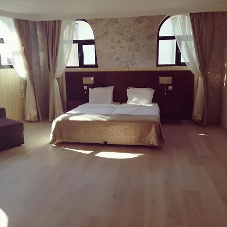 Hotel Plaza Отель 3*